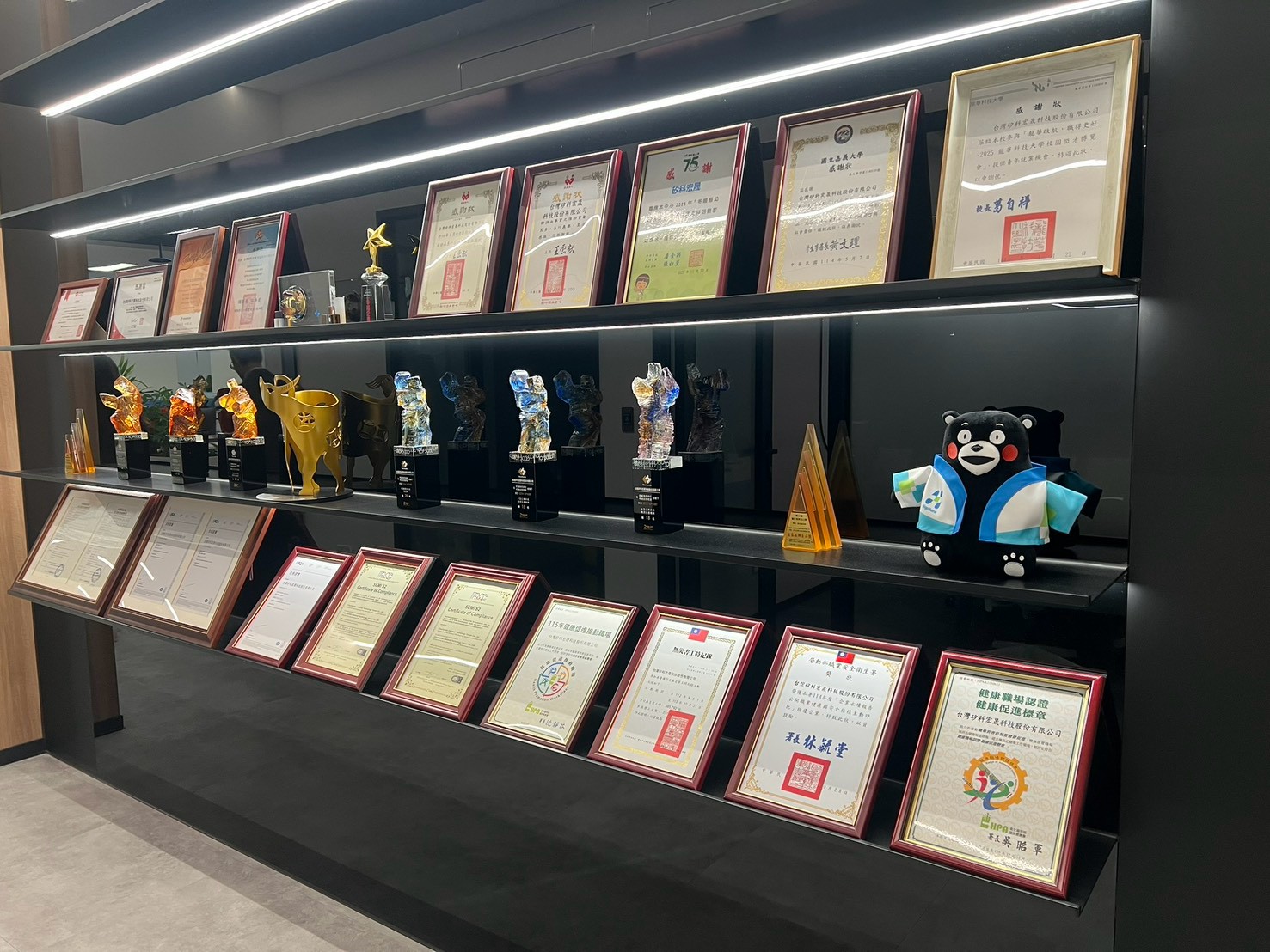 請於後台置換圖片（獎座展示照片）